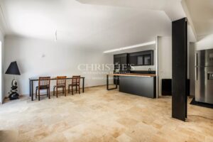Petit domaine viticole avec trois maisons, 350m² avec piscine