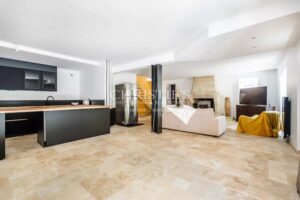 Petit domaine viticole avec trois maisons, 350m² avec piscine