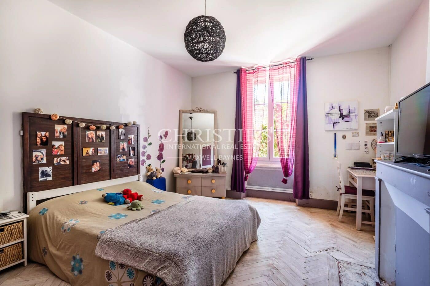 Petit domaine viticole avec trois maisons, 350m² avec piscine