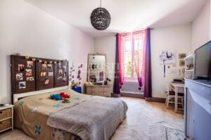 Petit domaine viticole avec trois maisons, 350m² avec piscine