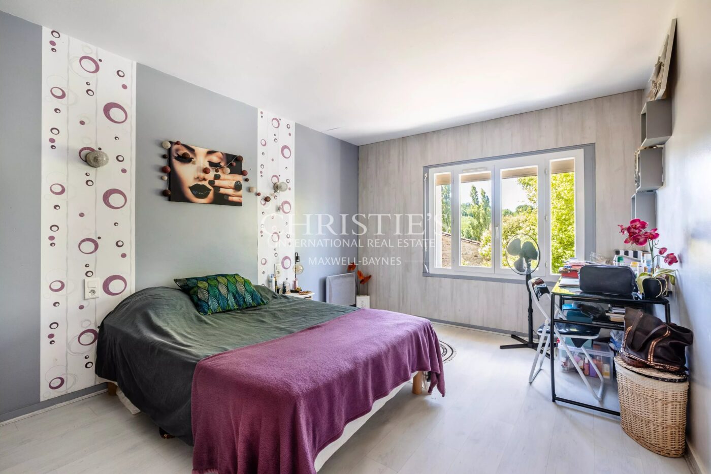 Petit domaine viticole avec trois maisons, 350m² avec piscine