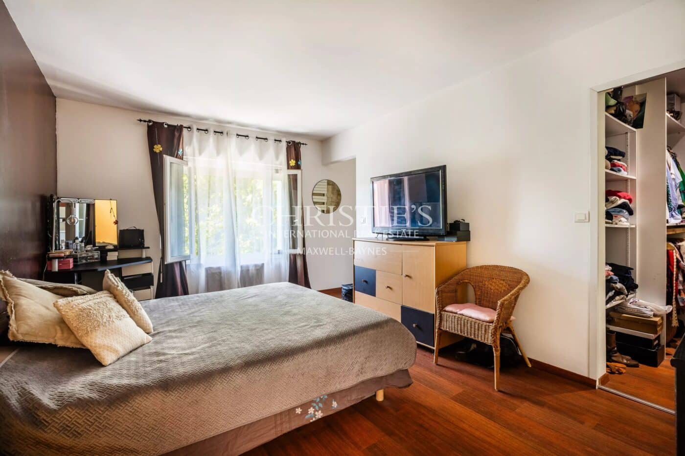 Petit domaine viticole avec trois maisons, 350m² avec piscine