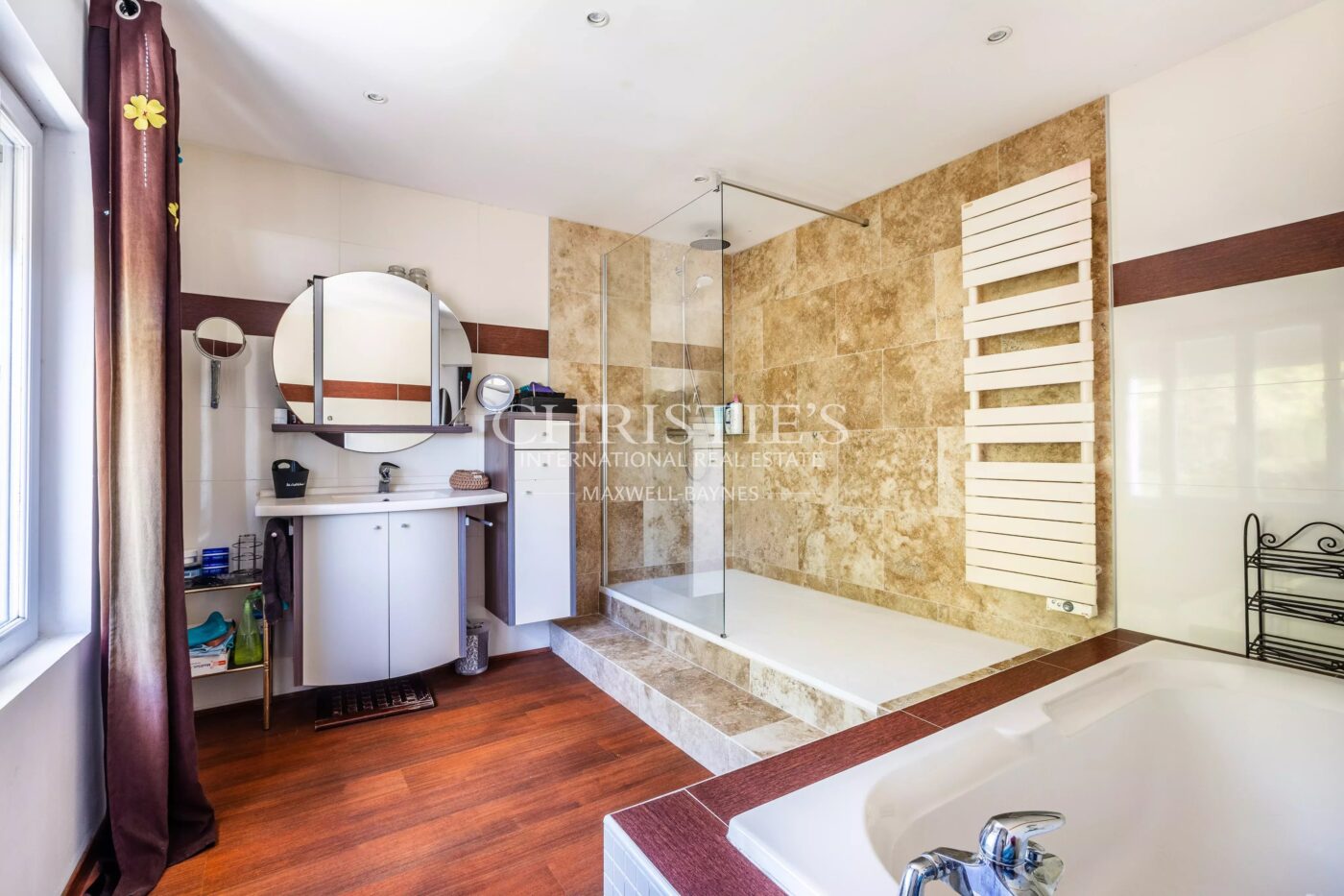 Petit domaine viticole avec trois maisons, 350m² avec piscine