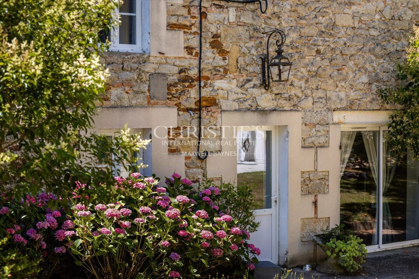 Petit domaine viticole avec trois maisons, 350m² avec piscine