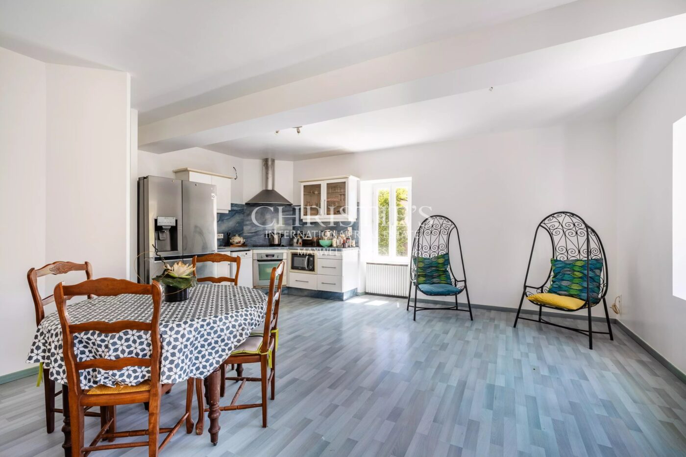 Petit domaine viticole avec trois maisons, 350m² avec piscine