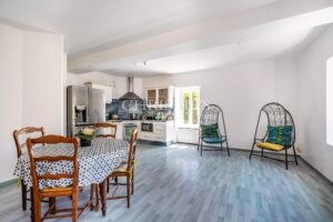 Petit domaine viticole avec trois maisons, 350m² avec piscine