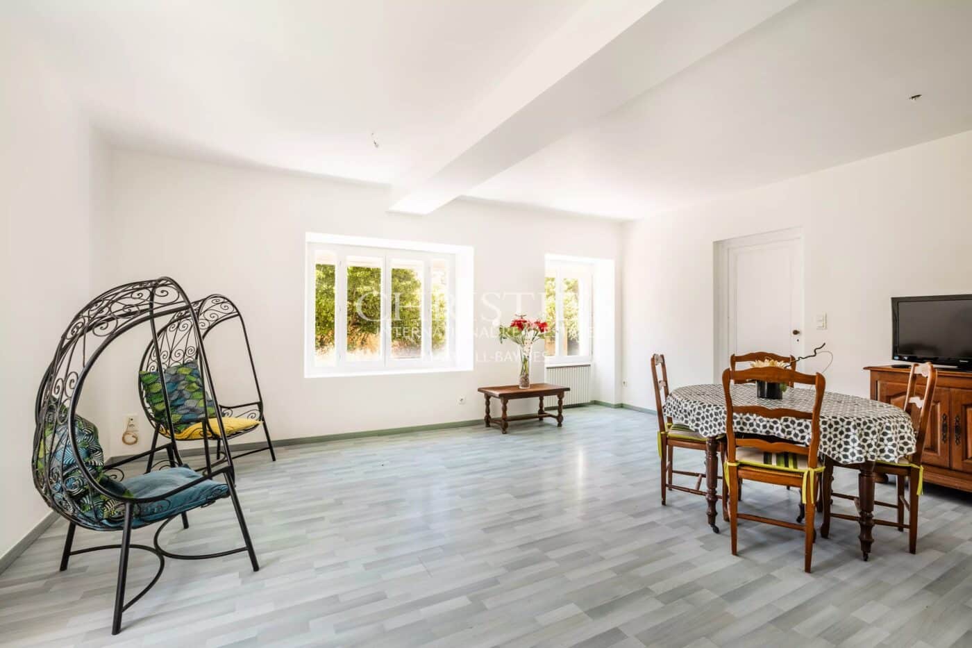Petit domaine viticole avec trois maisons, 350m² avec piscine