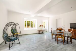 Petit domaine viticole avec trois maisons, 350m² avec piscine