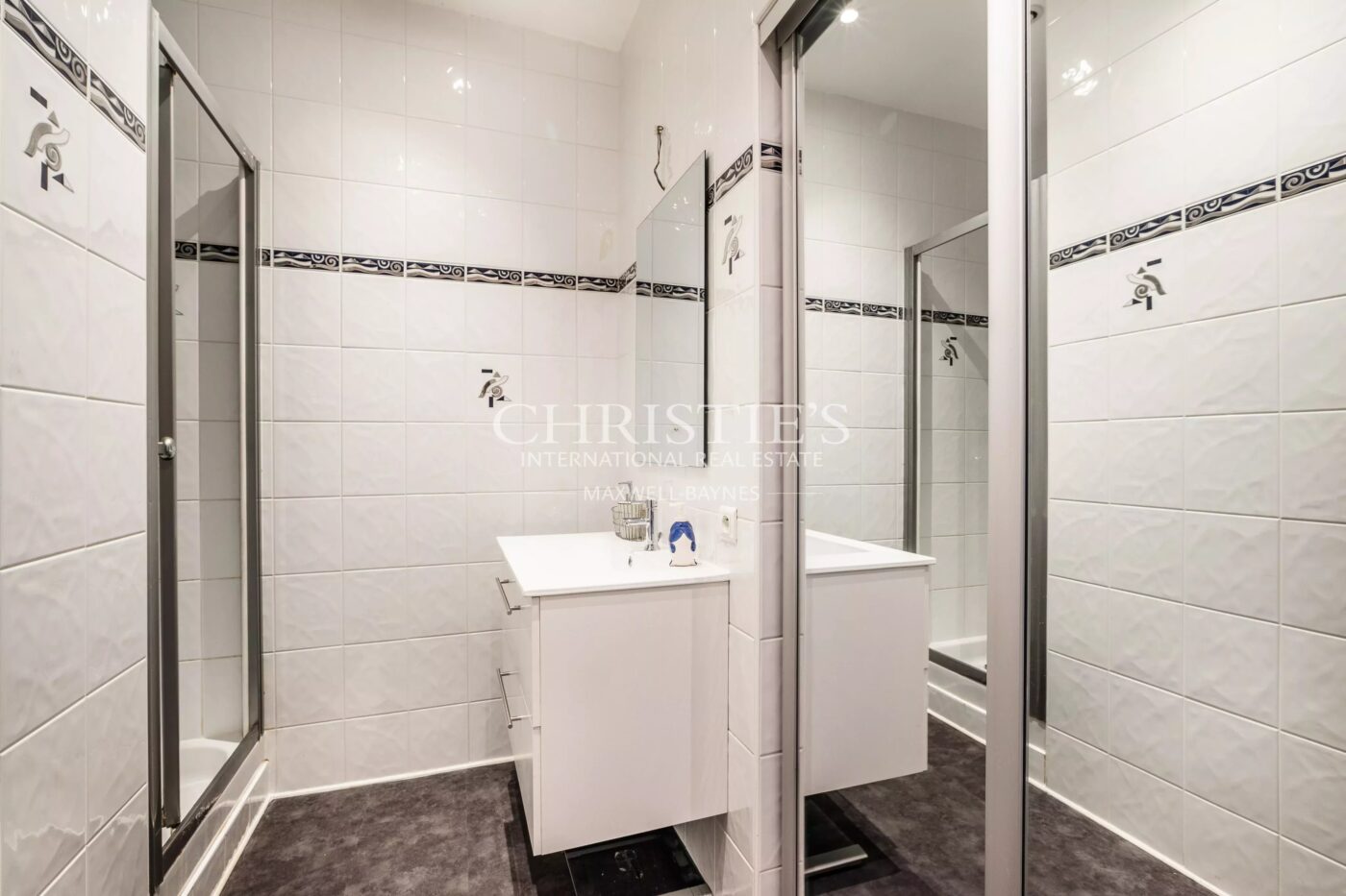 Petit domaine viticole avec trois maisons, 350m² avec piscine