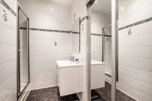 Petit domaine viticole avec trois maisons, 350m² avec piscine