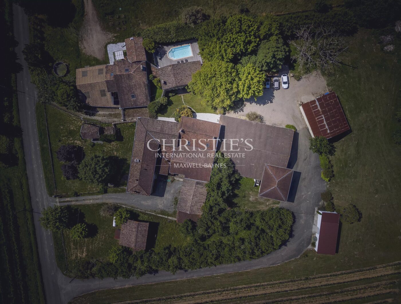Petit domaine viticole avec trois maisons, 350m² avec piscine